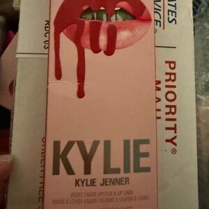Poise Velvet Kylie Lip Kit